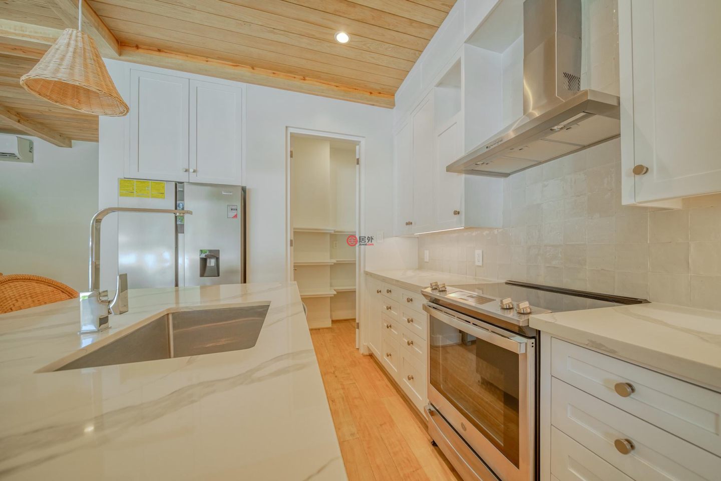 洪都拉斯海湾群岛Roatán的公寓，Oceanfront Condominium D6 Watercolors Resort 3rd Floor Building D，编号76872639